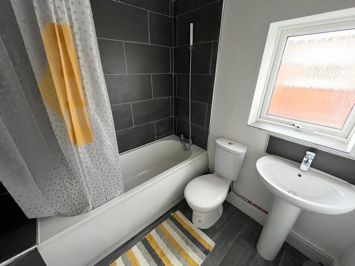 Amazing 8 Person 4 Bedroom And 2 Bathroom Mega House! Kingston upon Hull Exterior photo