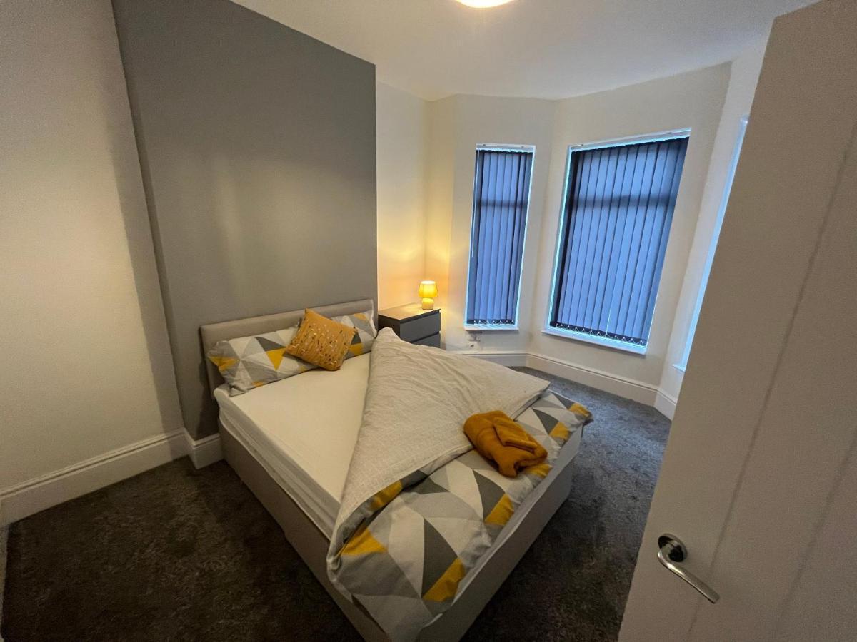 Amazing 8 Person 4 Bedroom And 2 Bathroom Mega House! Kingston upon Hull Exterior photo